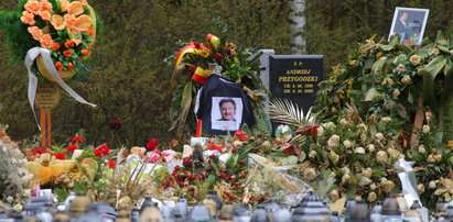 Grób Krawczyka tonie w kwiatach. Mija miesiąc od jego śmierci, a ludzie wciąż przychodzą na cmentarz "pożegnać Krzyśka". ZDJĘCIA