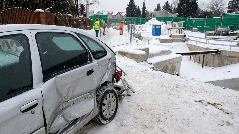 Dramatyczny wypadek w Warszawie. Auta wpadły do budowanego metra