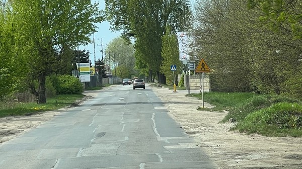 Ulica Jerzmanowska ma zniszczoną nawierzchnię i brakuje przy niej infrastruktury pieszo-rowerowej