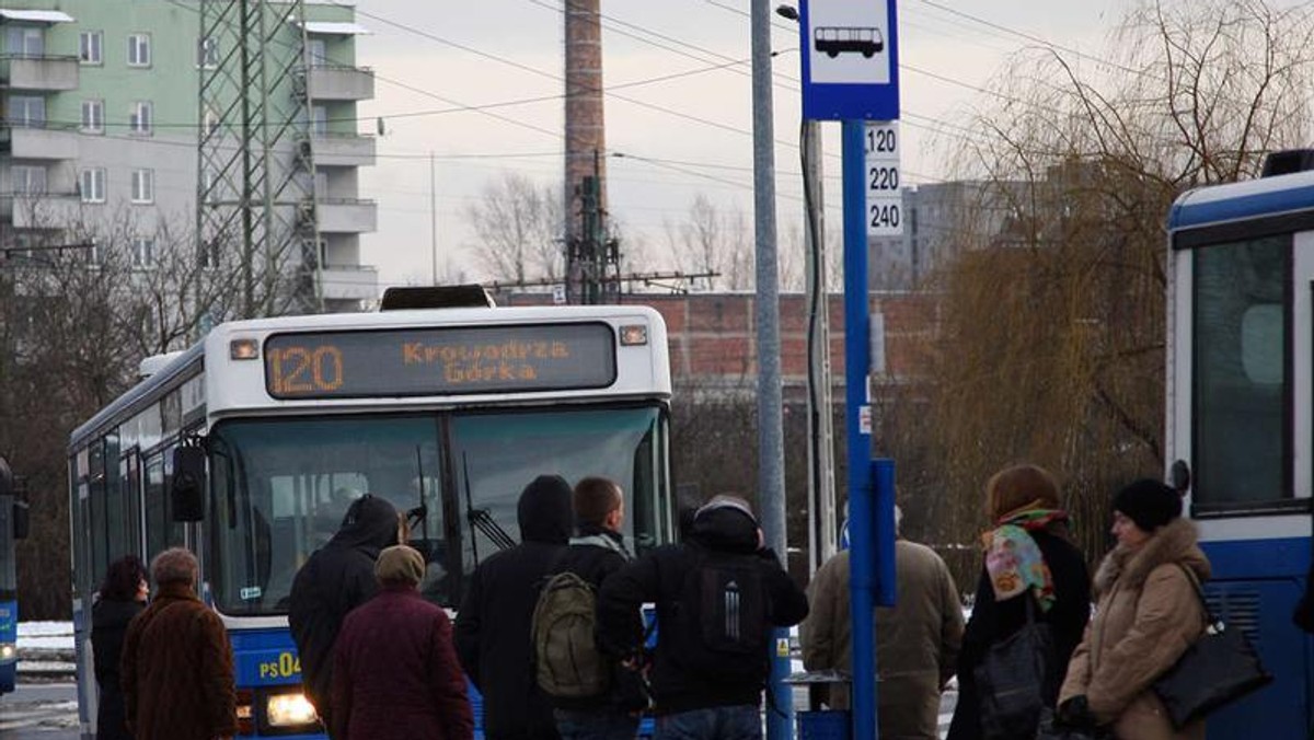 Dzielnicę z centrum łączy tylko jedna linia komunikacyjna. Setki ludzi codziennie walczy o miejsce w ciasnym autobusie lub pielgrzymuje przez sakramenckie błoto na pętle Krowodrza Górka.