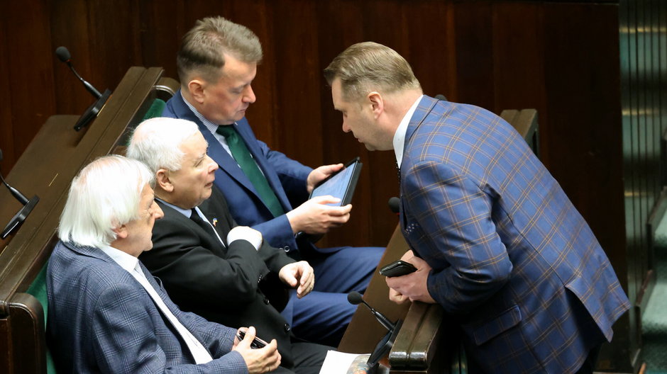 (z prawej) Przemysław Czarnek witający się z Jarosławem Kaczyńskim. Obok Ryszard Terlecki i Mariusz Błaszczak. Sejm, 11.05.2022 r.