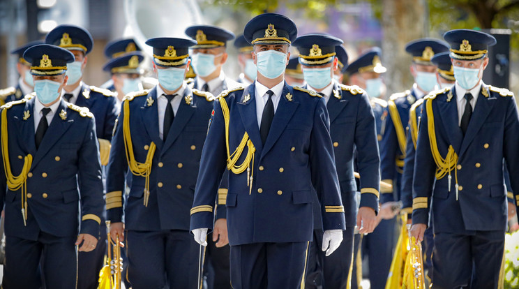 A koronavírus-járvány miatt védőmaszkot viselnek egy katonazenekar tagjai a román nemzeti zászló napjának alkalmából rendezett bukaresti ünnepségen 2020. június 26-án. / Fotó: MTI/AP/Vadim Ghirda