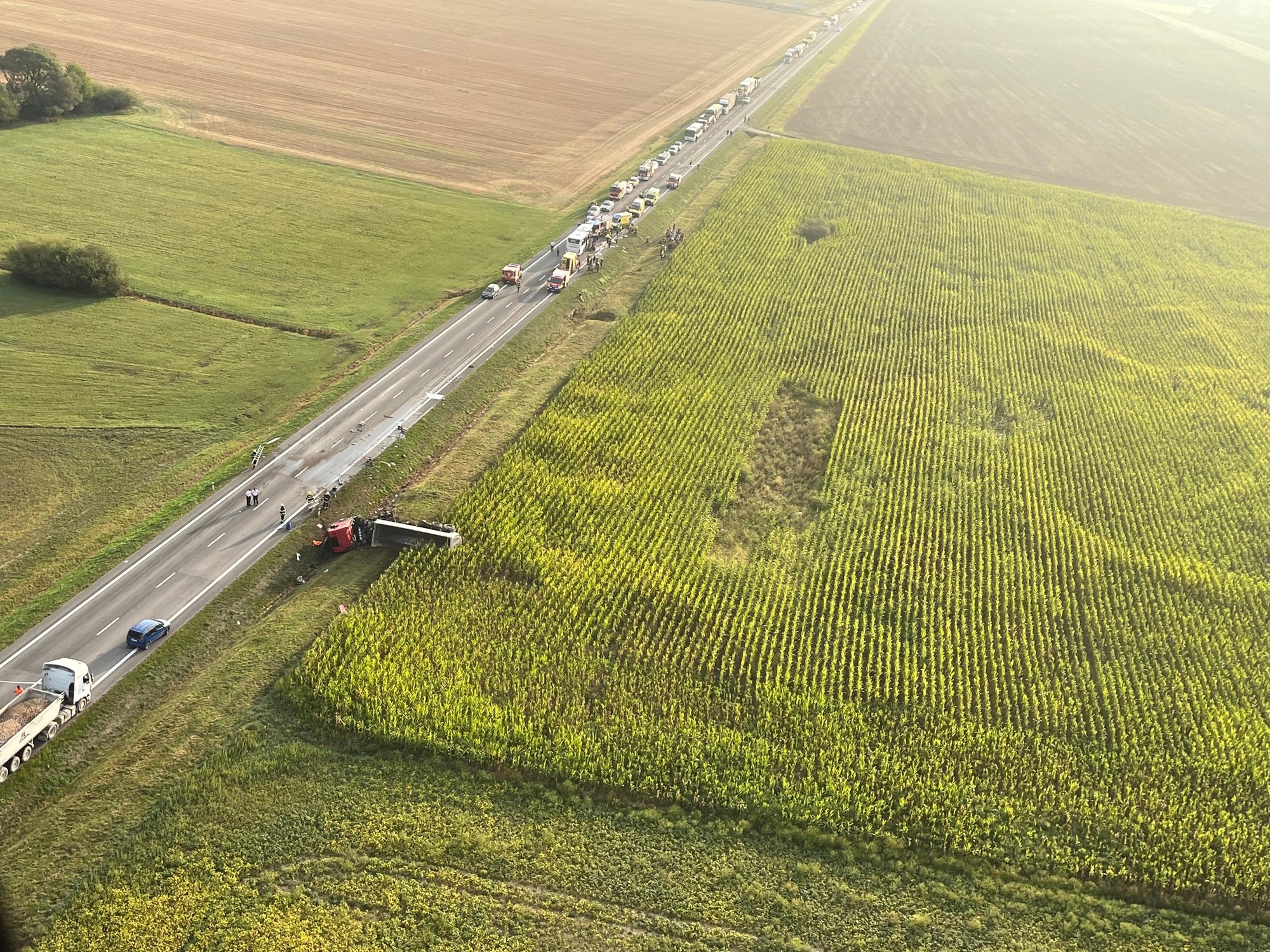 Pri Drienovci sa zrazili nákladné auto a autobus.