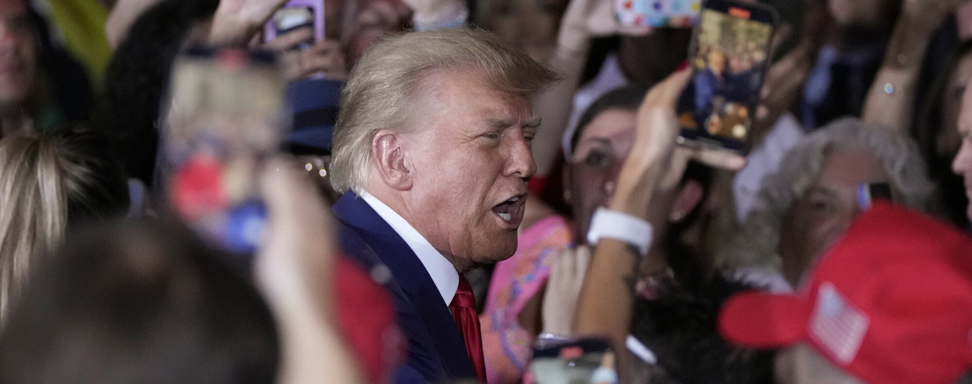 Były prezydent USA Donald Trump witany przez tłum w swojej posiadłości Mar-a-Lago. 4 kwietnia 2023 r. 