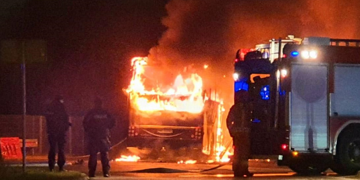 Pożar autokaru niedaleko stacji benzynowej przy Radzymińskiej w Warszawie