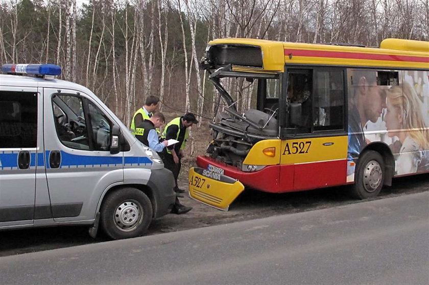 Groźny wypadek w Wesołej. Autobus komunikacji miejskiej staranował drzewo. Cztery osoby są ranne