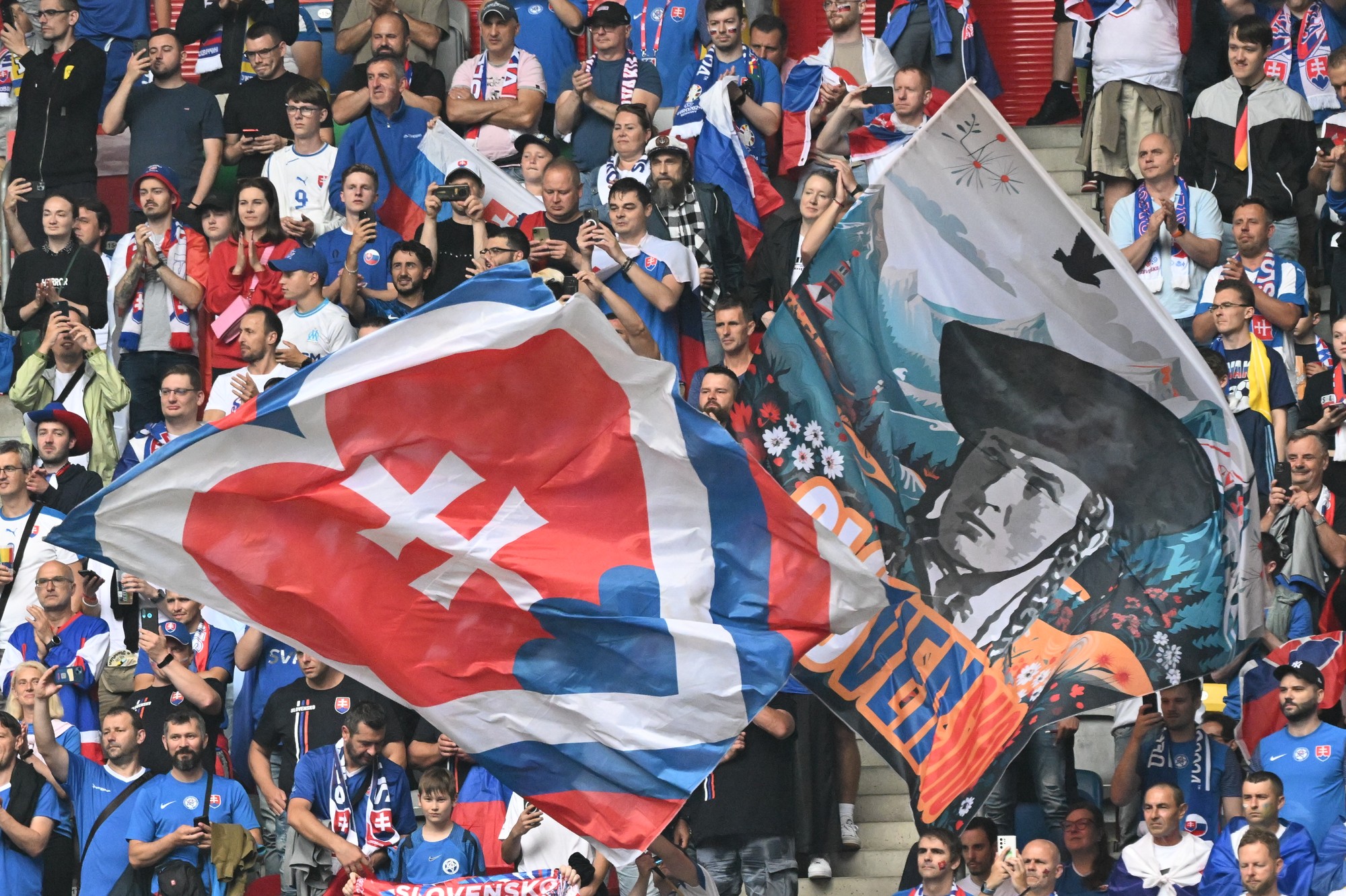 Slovenskí fanúšikovia pred zápasom s Ukrajinou.