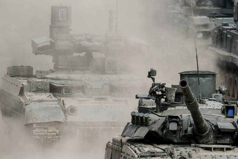 Czołg rosyjskiej armii T-80 UE-1 i opancerzone pojazdy bojowe BMPT „Terminator” podczas corocznej międzynarodowej wystawy technologii obronnych Army Games, organizowane przez Ministerstwo Obrony Rosji