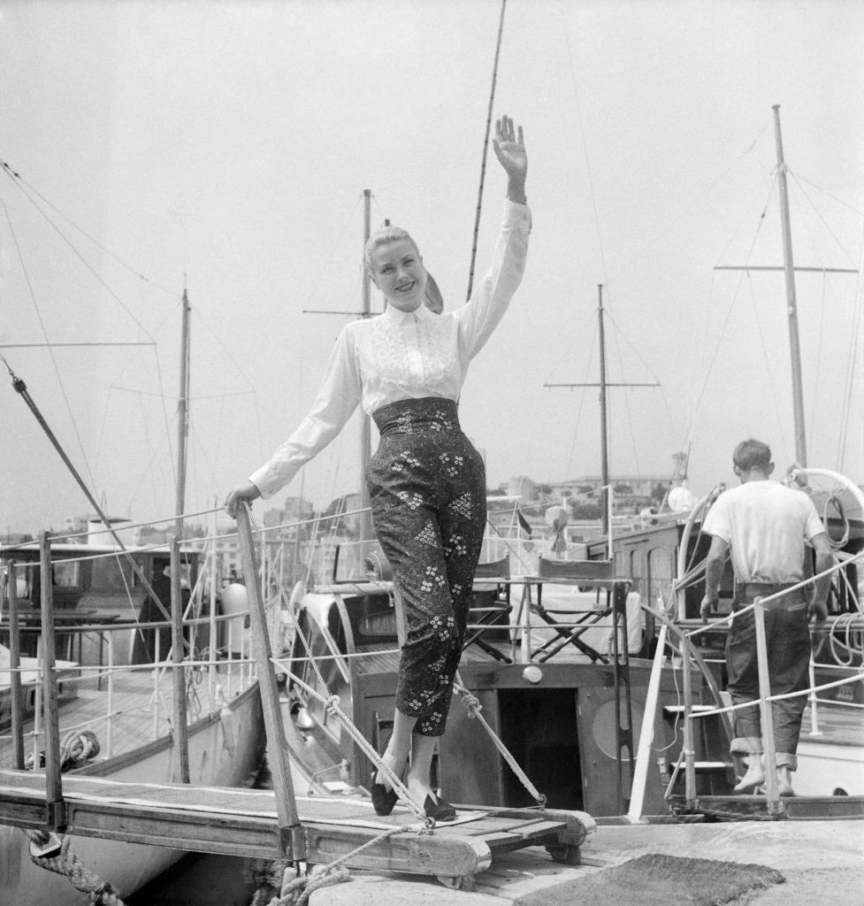 Grace Kelly integet a Cannes-i Nemzetközi Filmfesztiválon 1955-ben. Ezen az úton ismerkedett meg leendő férjével, Rainier monacói herceggel