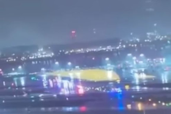 (VIDEO) OBJAVLJEN SNIMAK JEZIVE NESREĆE U NJUJORKU Avion SMRTI jurio ogromnom brzinom, pa se ZAKUCAO u vatrogasno vozilo: "O Bože, ovo je LUDO!"