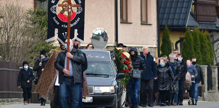 Pogrzeb braci, którzy zmarli w tajemniczych okolicznościach. Wieś Szaflary pożegnała Tomasza i Krzysztofa