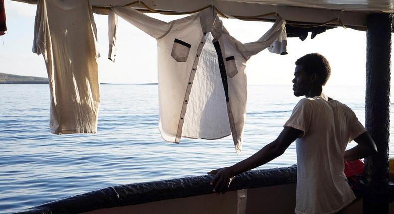 Illustration Un migrant à bord de l'Open Arms au même moment que Mamadou Samake, lorsque le navire avait été bloqué au large de Lampedusa par les autorités italiennes Photo EPAFransisco Gentico