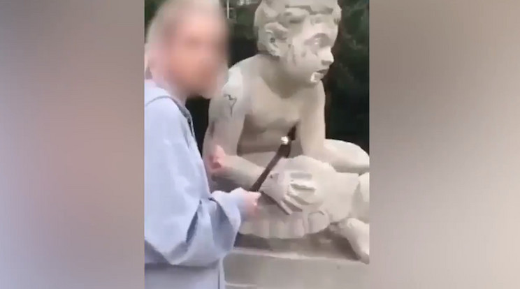 Az Instagram-modell egy kalapáccsal törte le egy szobor orrát /Fotó: Mirror video
