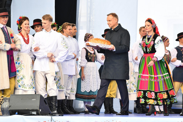 Andrzej Duda podczas Centralnych Dożynek Prezydenckich na dziedzińcu Belwederu w Warszawie