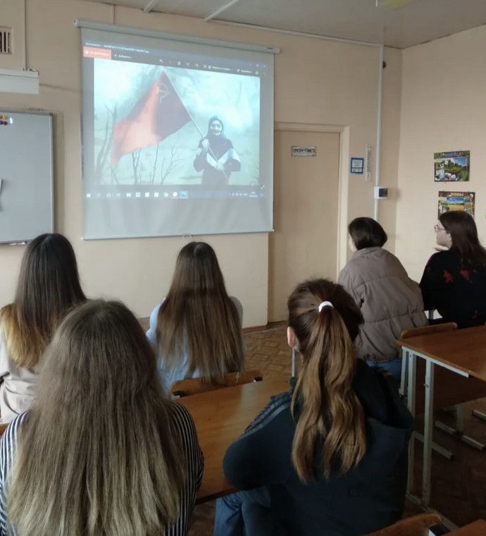 Lekcja w rosyjskim liceum o "wyzwoleniu" Donbasu spod okupacji ukraińskich "nazistów"