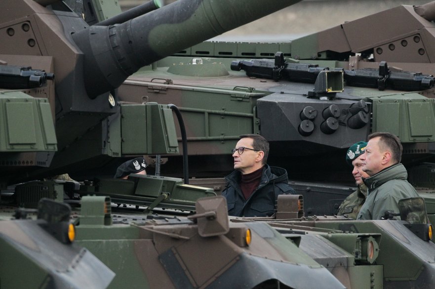 Premier Mateusz Morawiecki i minister obrony narodowej Mariusz Błaszczak podczas przekazania czołgów K2 żołnierzom Wojska Polskiego.