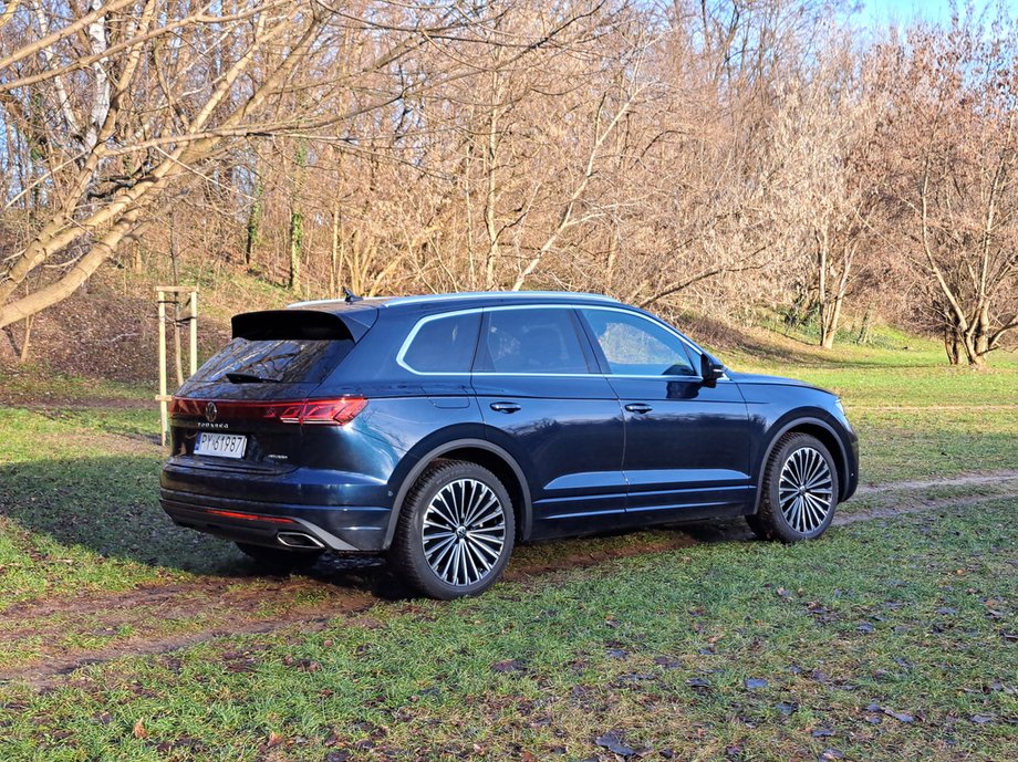 Volkswagen Touareg to nie jest rasowe auto terenowe, szczególnie w hybrydowej wersji. Zwiększony prześwit sprawia jednak, że poza asfaltem nie trzeba się obawiać wystających kamieni.