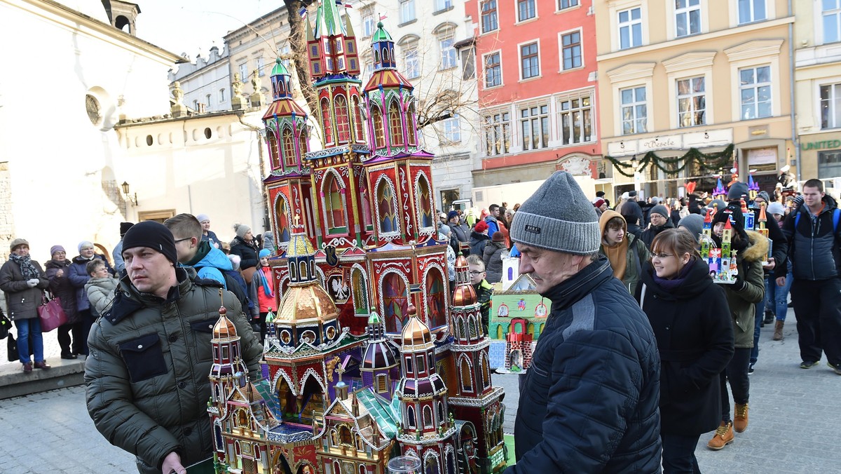 Czy krakowskie szopki wpisane zostaną na światową Listę Niematerialnego Dziedzictwa Kulturowego UNESCO? Dowiemy się tego już w nadchodzącym tygodniu. Komitet organizacji zbiera się na Mauritiusie. W drodze do tego wyspiarskiego państwa na Oceanie Indyjskim jest rządowa delegacja z Polski, której członkami zostali także krakowscy szopkarze - czytamy na stronie Radia Kraków.