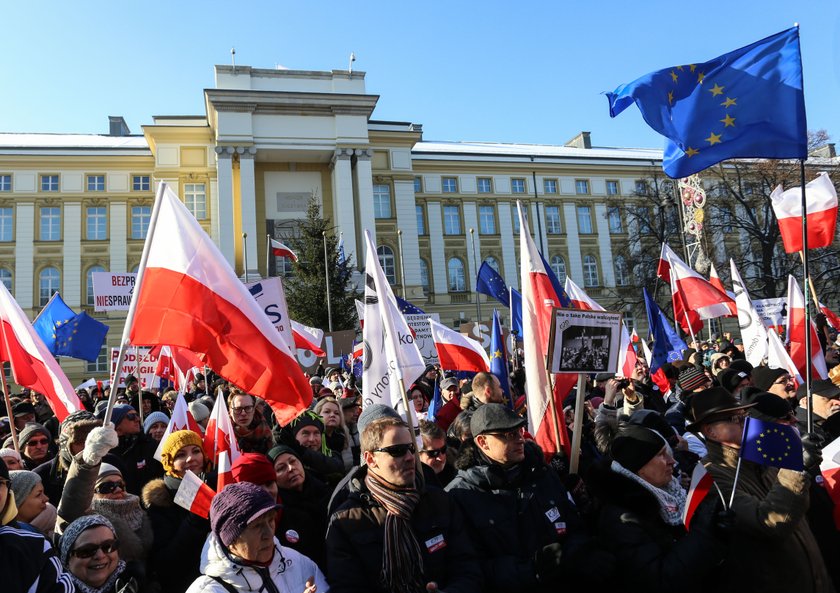 Duda grozi KOD: puścimy ich w skarpetach!