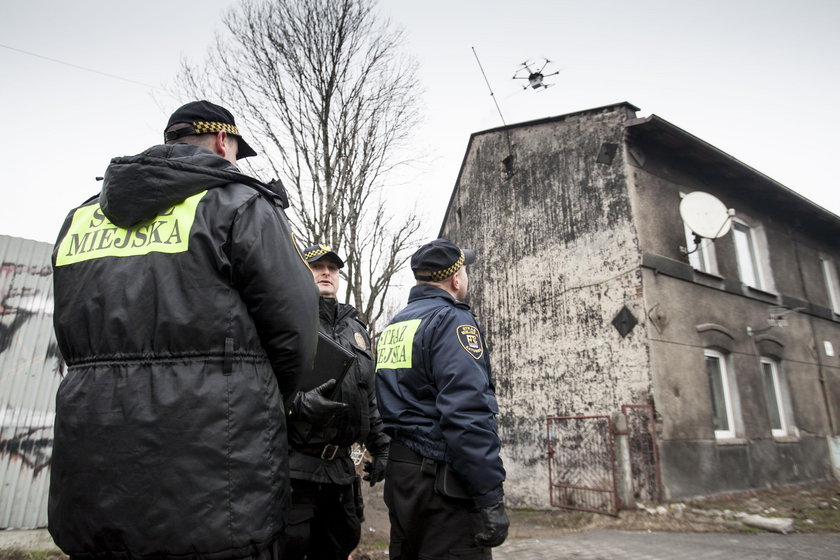Katowice. Straż miejska wykorzystuje drony do badania spalin z kominów