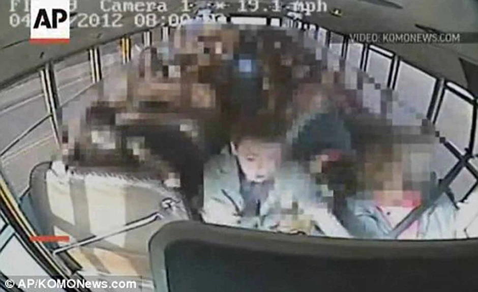 Džeremi zaustavlja školski autobus (snimak sigurnosne kamere iznad vozača)