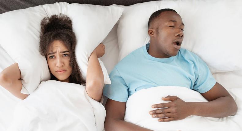 Le phénomène de la somniloquie, également désigné sous le vocable de « parler en dormant », manifeste une parasomnie qui se déploie au cours du sommeil.