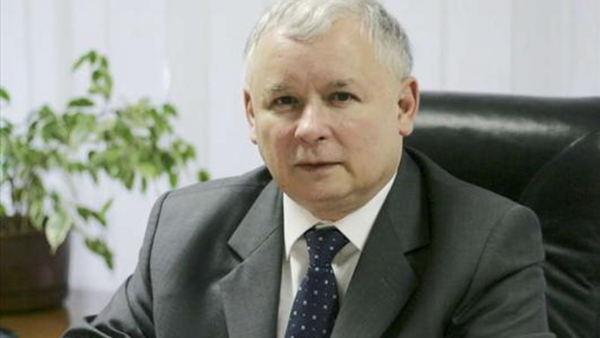 Prezes PiS nie wierzy w "pancerną brzozę". - Wolałbym myśleć, że to był jakiś fatalny zbieg okoliczności. Jednak niestety w tej chwili wcale to tak nie wygląda - mówi Jarosław Kaczyński w specjalnym wywiadzie dla "Faktu".