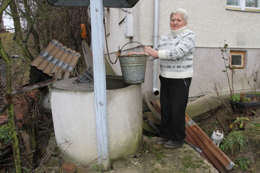 Dźwigam butelki z wodą