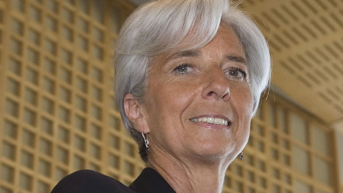 Minister finansów Francji Christine Lagarde zgłosiła swoją kandydaturę na stanowisko dyrektora zarządzającego Międzynarodowego Funduszu Walutowego po dymisji Dominique'a Strauss-Kahna. Byłaby ona pierwszą kobietą pełniącą tę funkcję.