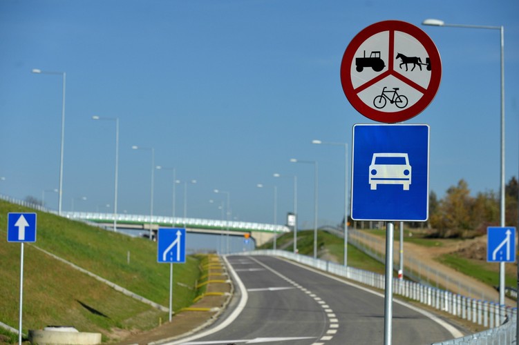 Przy budowie tego odcinka użyta była również nowatorska metoda wzmacniania podłoża - trenchmix. Polega ona, jak tłumaczył Kaczmarczyk, na wgłębnym wymieszaniu na miejscu gruntu z zaczynem cementowym. Trenchmix jest metodą wykorzystywaną w specyficznym, podmokłym lub osuwiskowym terenie.