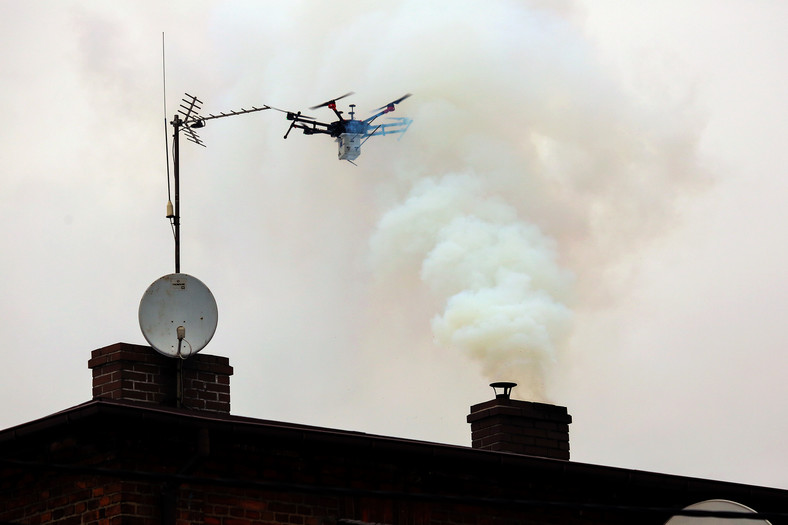 Straż Miejska w Katowicach bada skład dymu z kominów za pomocą specjalistycznego drona 