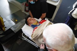 Bramkarz zniesiony z boiska. Obok niego wybuchła petarda [WIDEO]