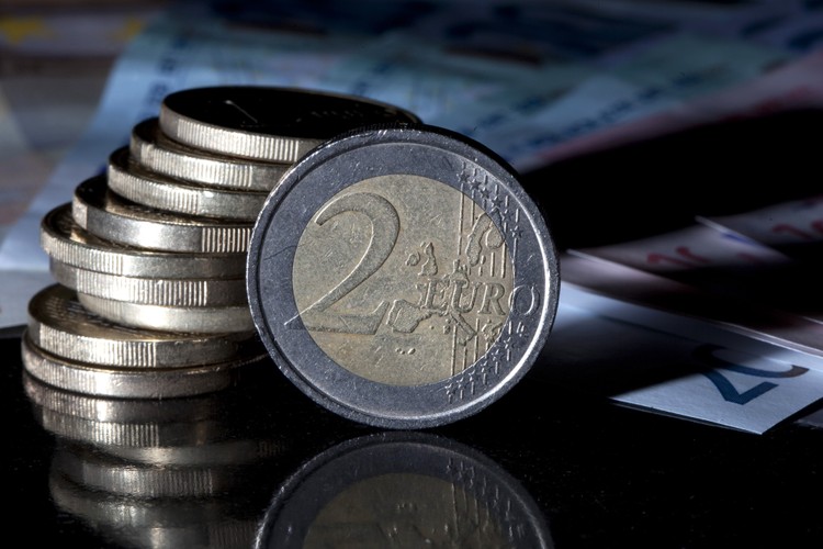 Obowiązująca narracja: Nie ma alternatywy dla kolejnych pożyczek dla rządów, które nie radzą sobie w kryzysie. Bankructwo miałoby miażdżące konsekwencje
    dla tych państw i niosłoby ze sobą ogromne zagrożenie dla reszty Europy.


    <b>Niewygodny fakt:</b>


    Dewaluacje są dość częste i zawsze wiążą się z późniejszym wzrostem gospodarczym oraz zwiększeniem wiarygodności kredytowej.


    <b>Dlaczego tak się stało?</b>


    Europejski Bank Centralny pod zarządem Jean-Claude Tricheta był wręcz wrogo nastawiony do idei pozwolenia zadłużonym krajom na restrukturyzację swojego
    długu.


    Jednak badanie przeprowadzone przez Carmen Reinhard i Cristopha Trebescha wskazuje, że gospodarki swiatowe przeszły przez dwa cykle bankructw i
    restrukturyzacji zadłużenia – 1930 na zachodzie oraz w latach 1980-1990 w wypadku rynków wschodzących. Wskazuje to, że dewaluacja i restrukturyzacja długu
    zachęca inwestorów bo zwiększa stabilność.


    <b>Lekcja:</b>


    Restrukturyzacja nie jest nigdy tak straszna, jaką się ją maluje. Według badania przeprowadzonego przez Europejski Bank Centralny panika w gospodarkach
    peryferyjnych kluczowy był strach przed powrotem do własnych walut i odejściem od euro.