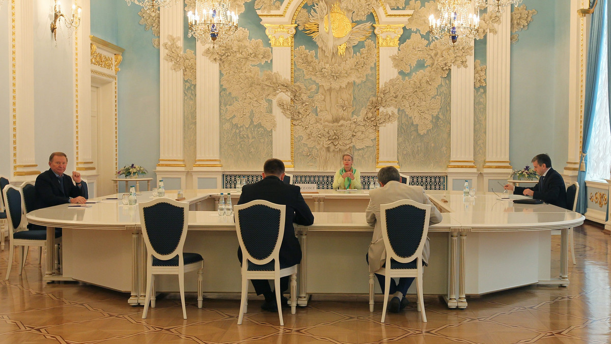 Spotkanie grupy kontaktowej Rosja-Ukraina-OBWE w Mińsku nie przyniosło rezultatów. Ukraińskie siły rządowe wycofały się z lotniska w Ługańsku na wschodzie Ukrainy. Sytuacja w tym kraju będzie tematem wizyty prezydenta USA Baracka Obamy w Estonii.
