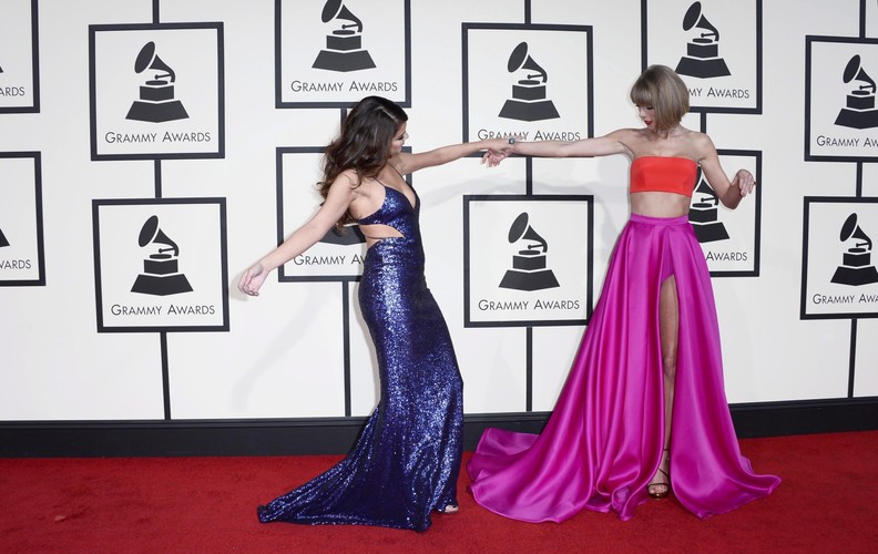 Najzabawniejsze zdjęcia z Grammy 2016: Selena Gomez i Taylor Swift
