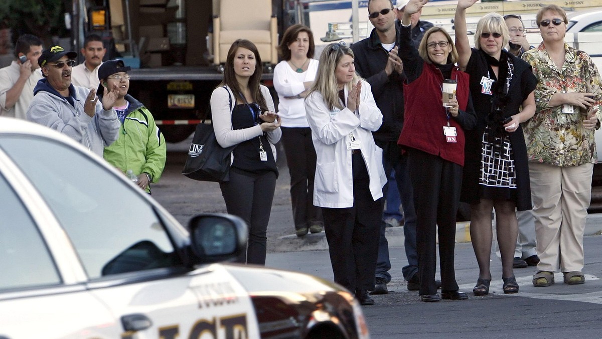 Członkini Izby Reprezentantów Kongresu USA Gabrielle Giffords, która prawie dwa tygodnie temu została ciężko ranna w zamachu w Tucson (stan Arizona), jest transportowana do centrum rehabilitacyjnego w Houston w Teksasie.