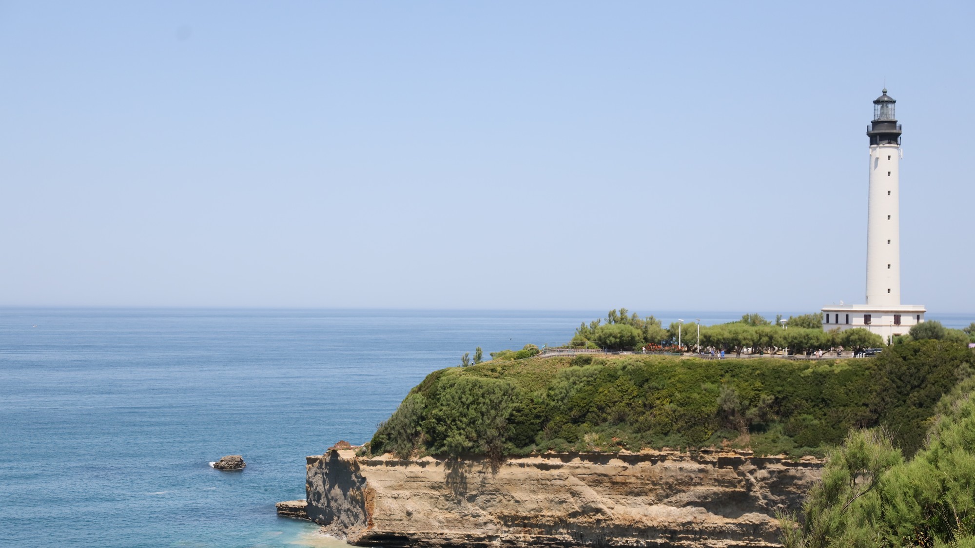 V prímorskom letovisku Biarritz na juhozápade Francúzska sa večer zrútila časť útesu.