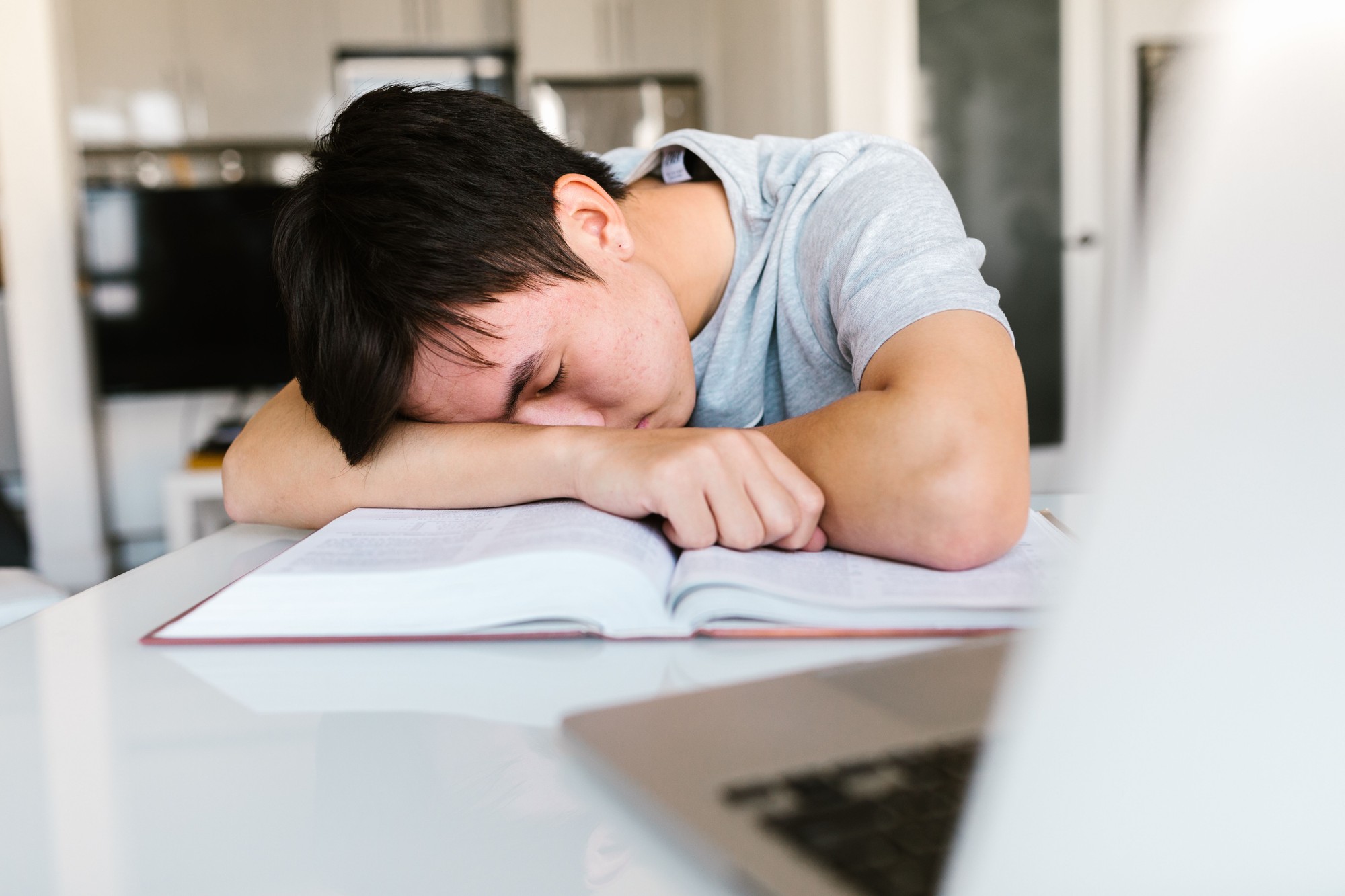 Siesta trvajúca približne polhodinu zlepšuje kódovanie pamäti.