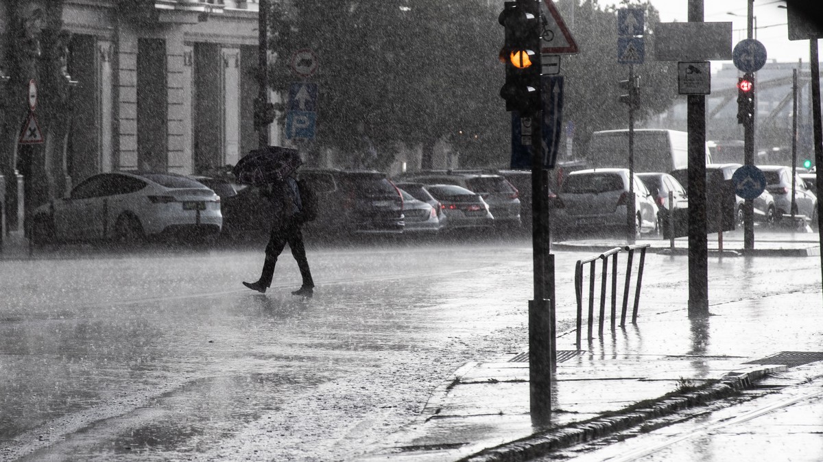 Folyókká változtak a szentendrei utcák a hatalmas viharban: bútorokat is magával vitt a hömpölygő víz – videó