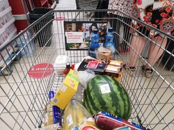 Dziś strajk w sklepach. Pracownicy żądają podwyżek. "Ścigają się, kto zapłaci jak najmniej"