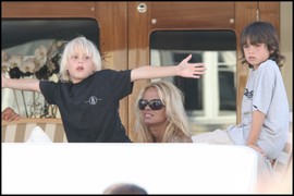 RODILA IH MAJKA! Sinovi Pamele Anderson odrasli I GRME I GORE OD LEPOTE: Stariji je baš opasan šmeker i svestan je toga - doslovno je muški pandan slavne glumice