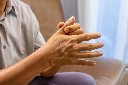 Fájdalmas, gyulladt kezek, ízületek – egyike a Lyme-kór legkellemetlenebb tüneteinek