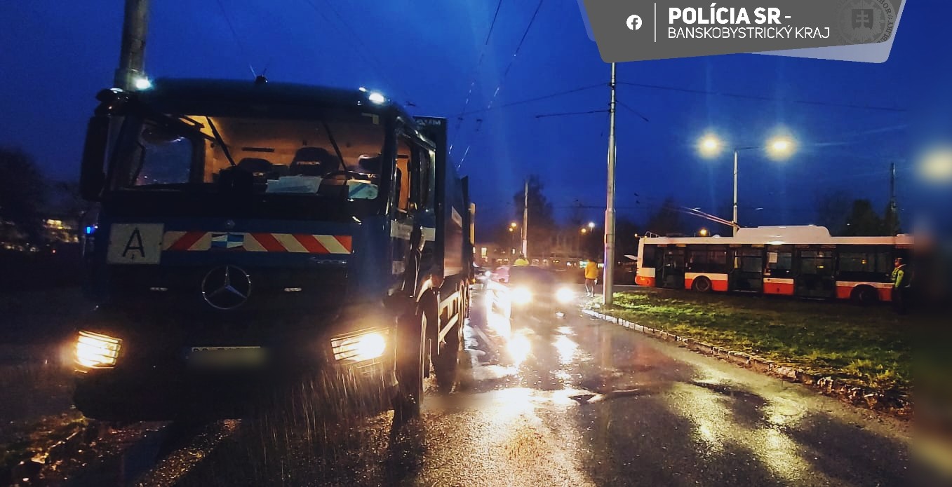 Pri nehode trolejbusu v Banskej Bystrici sa zranilo sedem ľudí.