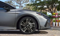 Nowa Toyota wygląda ekstra. Hybryda 5. generacji będzie hitem