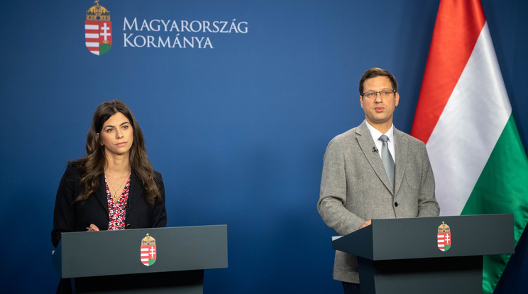 Gulyás Gergely Miniszterelnökséget vezető miniszter és Szentkirályi Alexandra kormányszóvivő / Fotó: MTI/Botár Gergely/kormany.hu