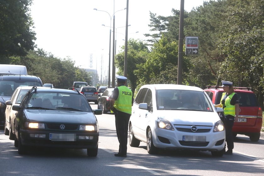 Policjanci z drogówki kontrolują kierowców w Gdańsku