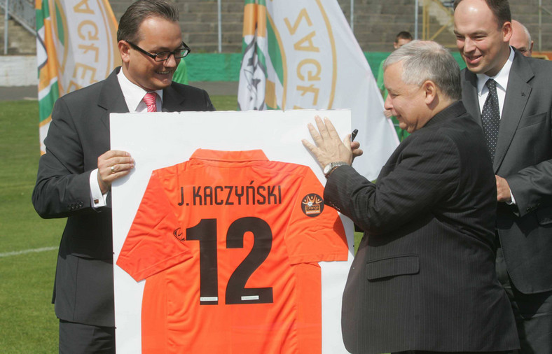Robert Pietryszyn oraz Jarosław Kaczyński w 2007 r. podczas podpisania umowy na budowę stadionu w Lublinie