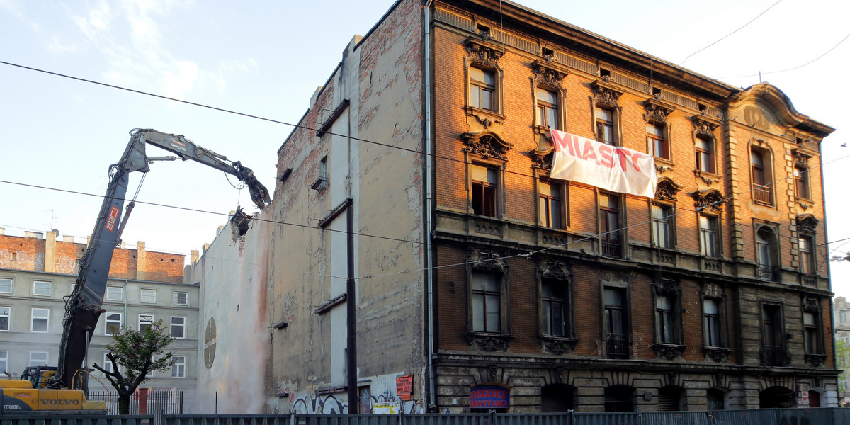 Rozbierają zabytkową ruinę przy Zielonej