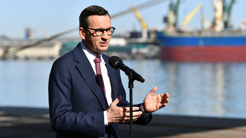 Premier Mateusz Morawiecki podczas konferencji prasowej, po wizycie w Morskim Porcie Gdynia