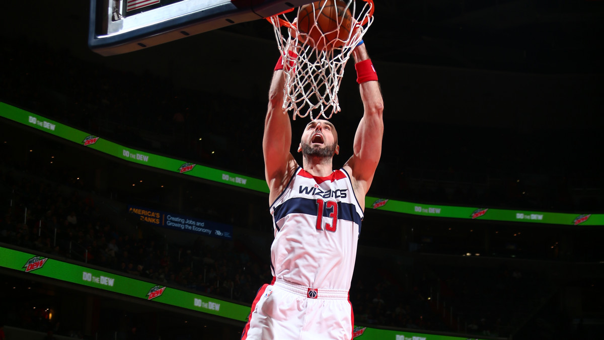 Washington Wizards wysoko wygrali z Brooklyn Nets 118:95. Bilans ekipy ze stolicy USA wynosi teraz 16 triumfów i 16 niepowodzeń. Marcin Gortat zagrał bardzo dobry mecz, zdobył 19 punktów i miał 13 zbiórek. Polak aż pięciokrotnie wykonywał wsady do kosza przeciwników.